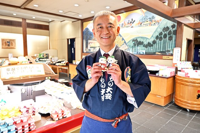 手に持つ大安のキャラクター「かぶちゃん」は1952年生まれです