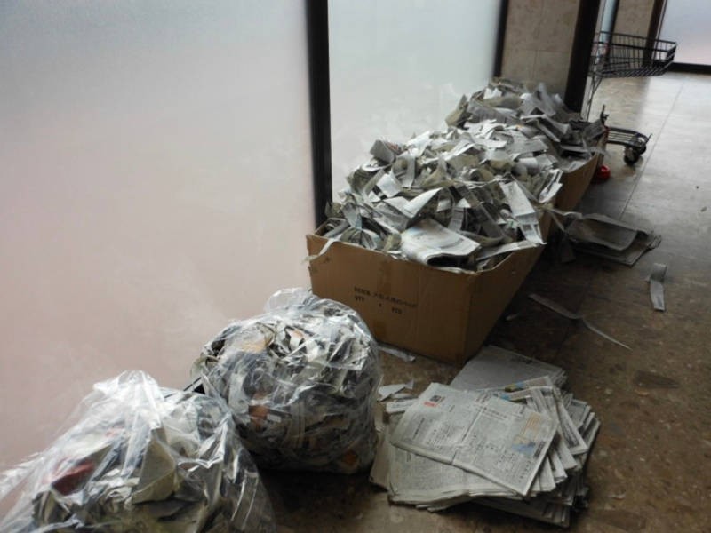 ケージの中に敷く新聞紙の山。新聞を開いて敷いたうえに、細く切り裂いた新聞を敷き詰め、床の硬さを和らげる工夫をしていたそう