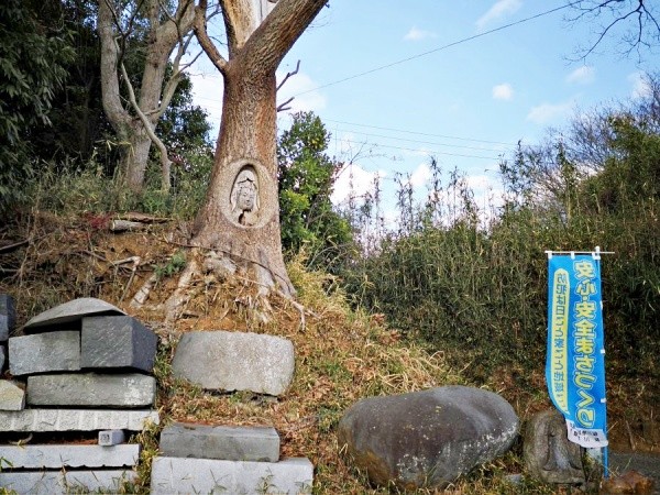 木に彫られた「令和観音」の全体像（画像提供：ホウロクさん）