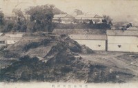 伯耆丸跡（奥）に立つ衛戍病院と二の丸跡（手前）＝１９１３年ごろ撮影