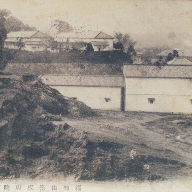 伯耆丸跡（奥）に立つ衛戍病院と二の丸跡（手前）＝１９１３年ごろ撮影