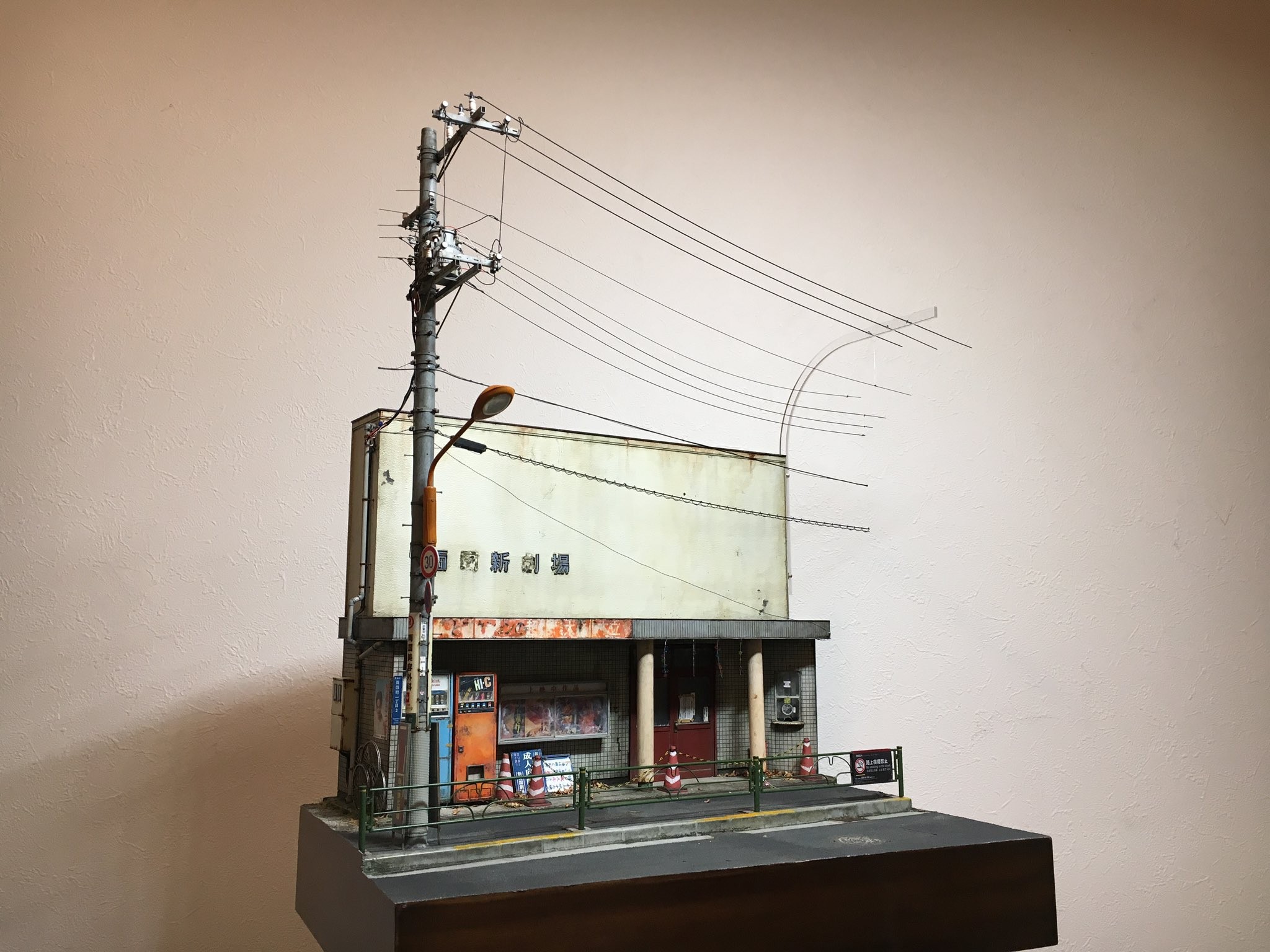写真じゃないの？閉館した映画館を精巧に構築したジオラマが話題 電柱