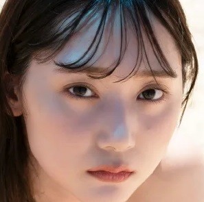 高井真菜写真集『高井です。～Another Edition～』より