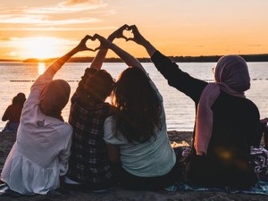 意識して距離を置いた友人と再会。震える声で「また旅行に」と呟いた