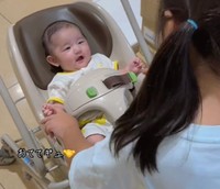 お姉ちゃんのお手手は、落ち着くね（提供：＠mmm_071929さん）
