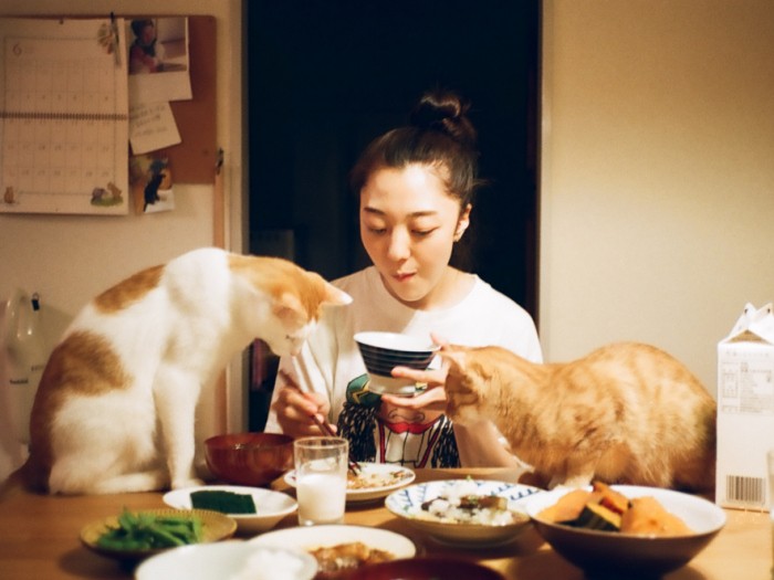 カメラマンの敬太さんと妻の栞さんは、プンクトゥムとシンバが来てからの家族の日常をカメラで記録し続けた（玉村敬太写真事務所提供）　

