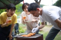 BBQを楽しむ家族※画像はイメージです（yamasan/stock.adobe.com）