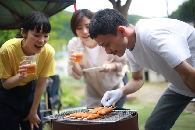 BBQを楽しむ家族※画像はイメージです（yamasan/stock.adobe.com）