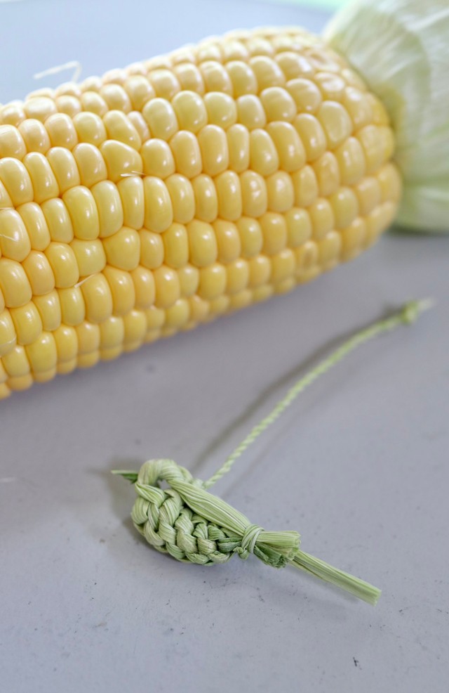 トウモロコシの皮で編まれた鳥／inoriさん（@kusabanaasobi）提供