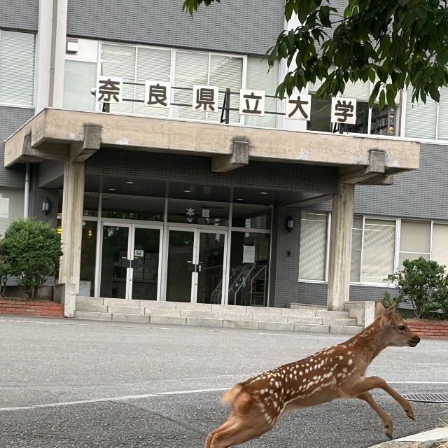 本館前でジャンプ！（画像提供：奈良県立大学）