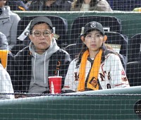巨人対ヤクルト戦を観戦するナイツ・塙（左）と宮崎瑠依＝2025年
