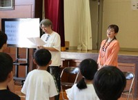 児童たちと合唱する宗本さん（左）と南野さん＝舞鶴市東吉原・吉原小体育館
