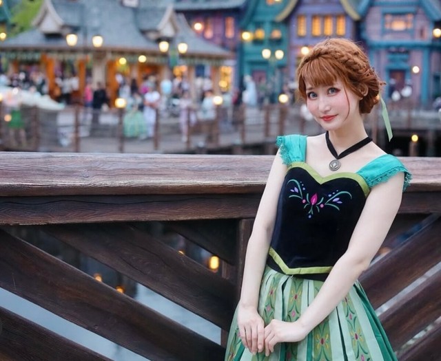 “プリンセス時代”のアナ仮装／愛野えりさん（@ainoeri）提供