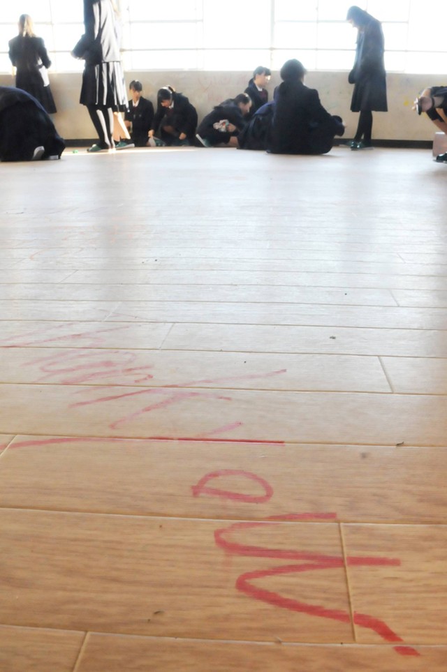教室の床にも書き込んだ