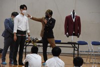 オーダースーツの採寸について説明する伴野さん（滋賀県守山市笠原町・守山北高）
