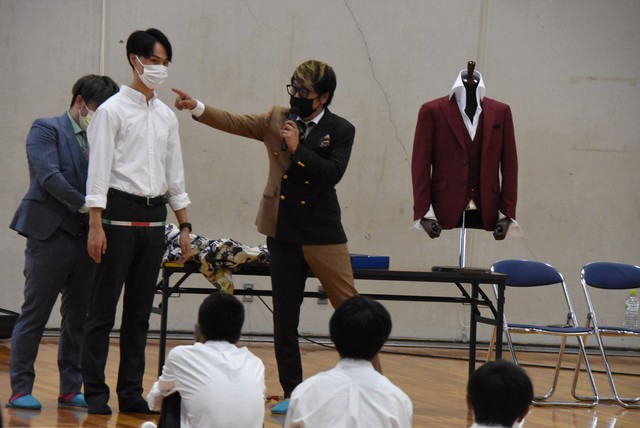 オーダースーツの採寸について説明する伴野さん（滋賀県守山市笠原町・守山北高）
