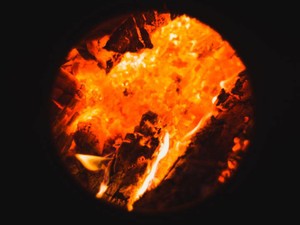 火照った顔、目には涙、乱れた髪。PMSの時は辛ラーメンで“整う”