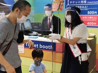 スタッフはフェイスシールドを着用