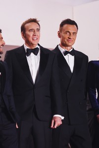 ニコラス・ケイジ（左）とジュリアン・マクマホン©Alessandro Bremec／IPA via ZUMA Press／共同通信イメージ 