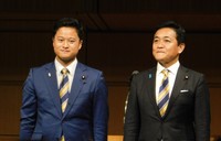 代表選を戦った国民民主党の橋本幹彦氏（左）と玉木雄一郎氏＝東京国際フォーラム