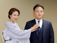 引退相撲の断髪式を終えて妻の有希奈さん（左）からネクタイを直してもらう元大関貴景勝の湊川親方＝2025年10月撮影