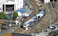 トロッコ列車・奥出雲おろち号のラストラン当日、木次駅周辺で列車を見送る鉄道ファンら＝雲南市木次町木次