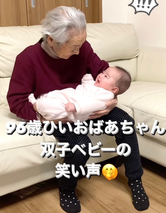 まずはソファに座って赤ちゃんを抱っこ（提供：@obaachanhimagoさん）