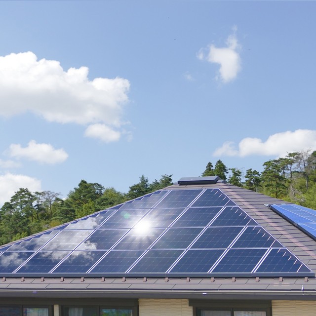 隣の家のソーラーパネルの反射がまぶしい！　※画像はイメージです（ei-mi/photoAC）