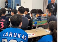 「－パワフルプロ野球－第2回ハルカスカップ」ゲームに熱中する参加者＝大阪・あべのハルカス