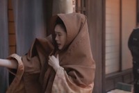 いまだになくならない人々の好奇の目に怯え、トキは顔を隠してしか町を歩くことができない　(C)NHK