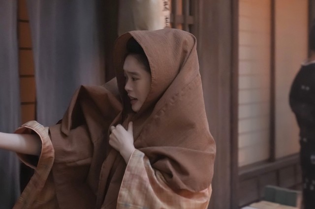 いまだになくならない人々の好奇の目に怯え、トキは顔を隠してしか町を歩くことができない　(C)NHK