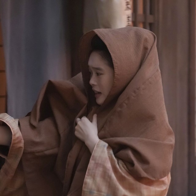 いまだになくならない人々の好奇の目に怯え、トキは顔を隠してしか町を歩くことができない　(C)NHK