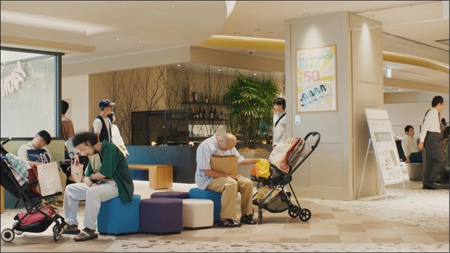 デパートで眠気に襲われるシーンでも（提供画像）