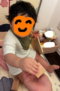 はい、どうぞ！積み木をどんどん渡してくれる／恭1yさん（@hiyokoclub6）提供