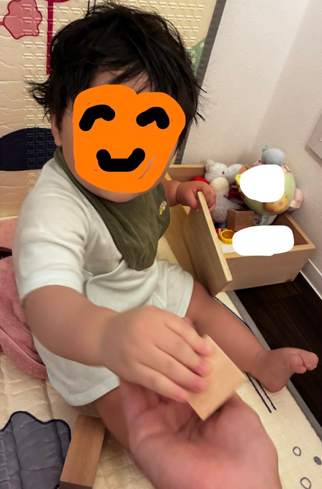 はい、どうぞ！積み木をどんどん渡してくれる／恭1yさん（@hiyokoclub6）提供