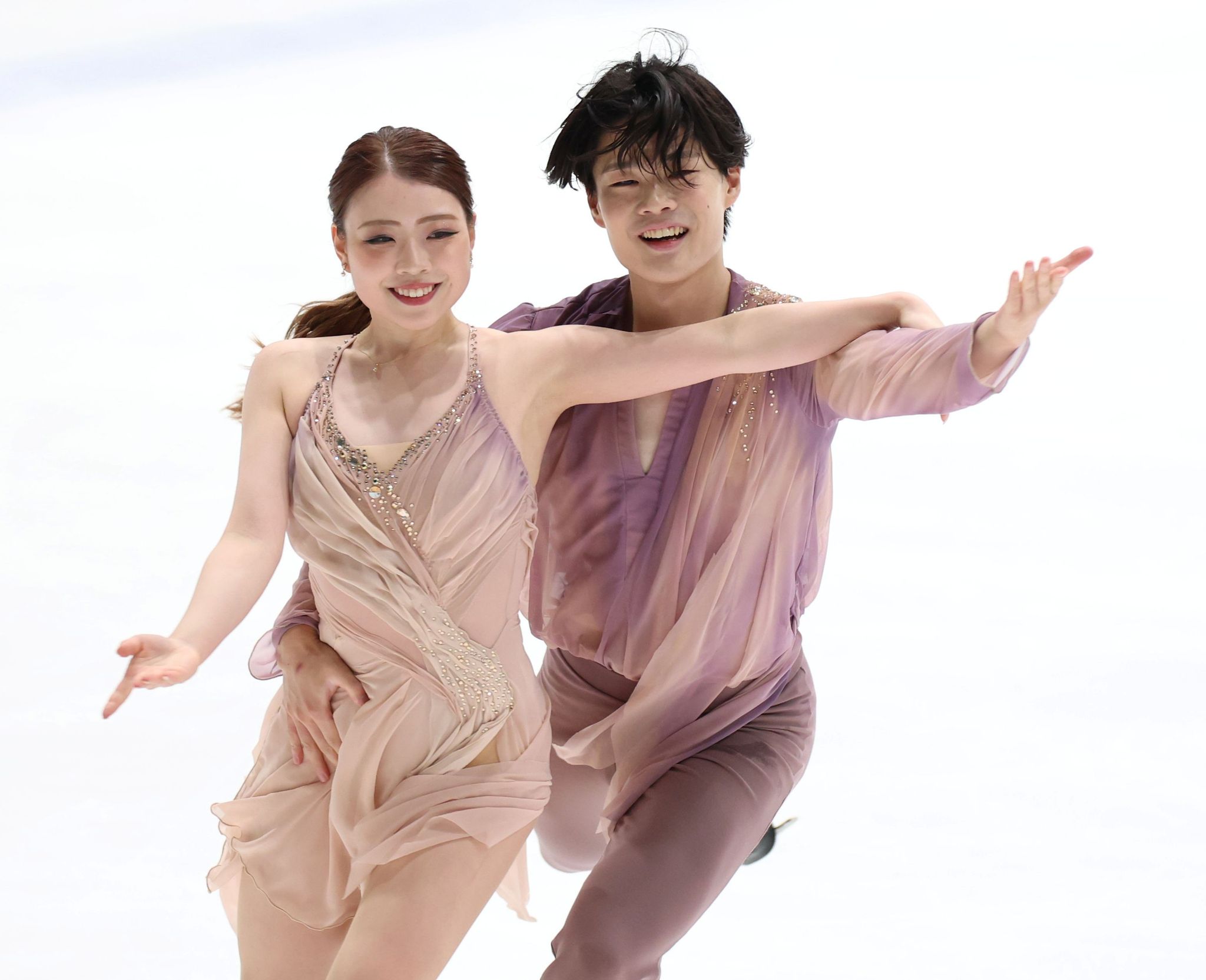 アイスダンスＲＤ、演技をする紀平梨花、西山真瑚組＝田中貴金属アイスアリーナ（撮影・伊藤笙子）
