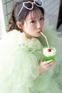 新居歩美1st写真集『あゆちひとくち』(撮影：唐木貴央、ワニブックス）より