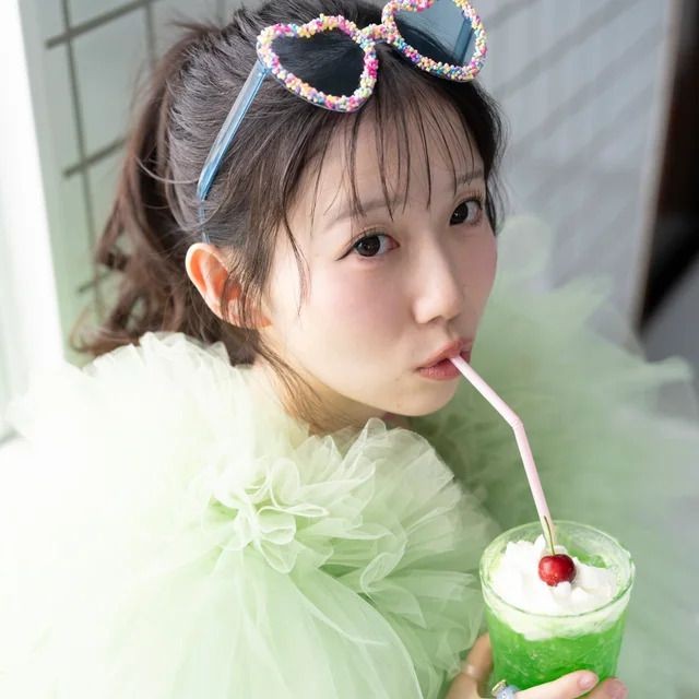 新居歩美1st写真集『あゆちひとくち』(撮影：唐木貴央、ワニブックス）より