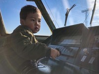 「こっち向いて！」。でも夢中な我が子はそれどころじゃない。そんな姿も未来の思い出に（提供：サモアの風）