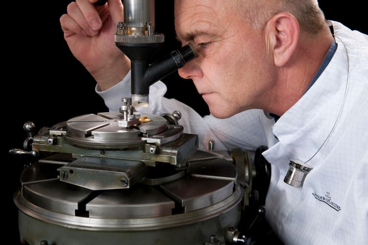 時計職人たちは時には顕微鏡も使いながら、非常に細かい作業に向き合う