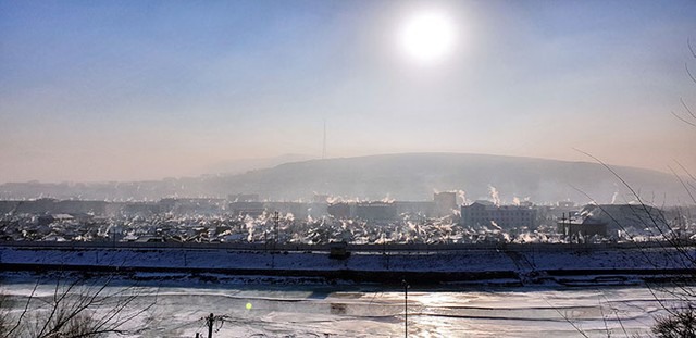 2019年1月、両江道恵山市の朝。あちこちの住宅から、食事の準備や暖房に使う練炭の煙が立ち上っている