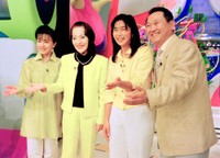ポーズをとる（右から）板東英二さん、中井美穂、鈴木その子さん、永井美奈子=1999年