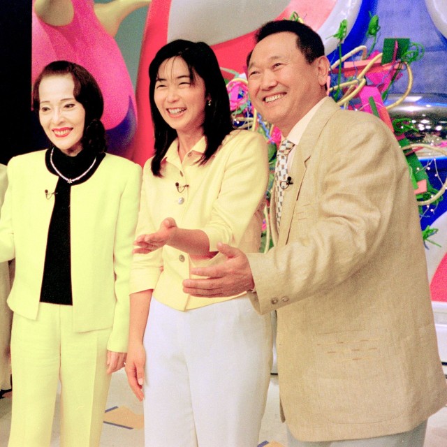ポーズをとる（右から）板東英二さん、中井美穂、鈴木その子さん、永井美奈子=1999年