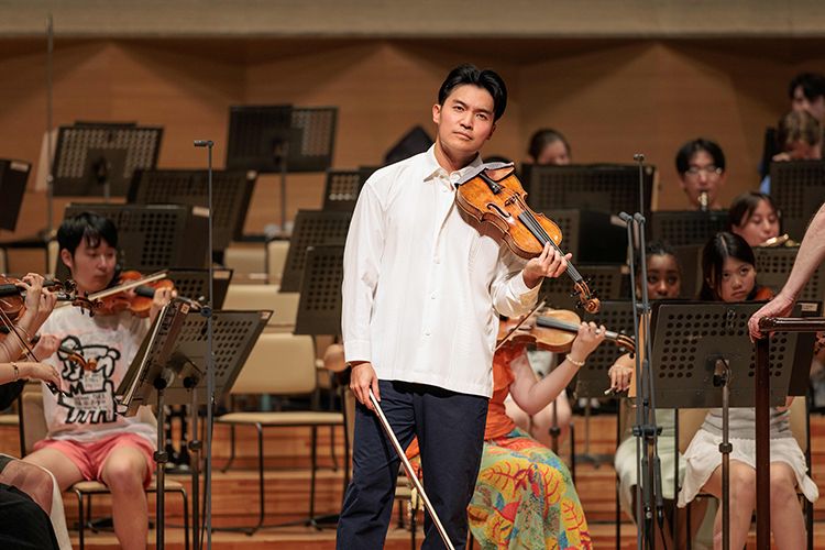 新しい楽器の音を確かめながらのリハーサルだった＝2025年7月、東京都港区のサントリーホールで。山本倫子氏撮影