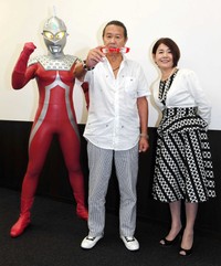 （左から）ウルトラセブン、森次晃嗣、ひし美ゆり子＝2017年
