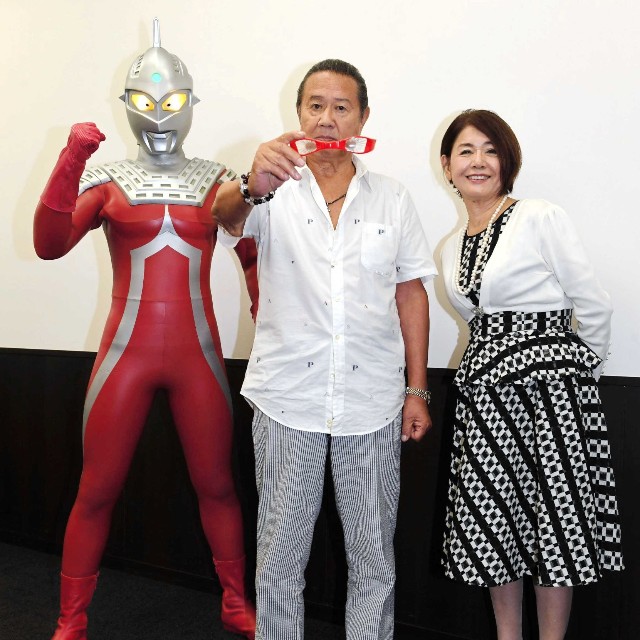 （左から）ウルトラセブン、森次晃嗣、ひし美ゆり子＝2017年