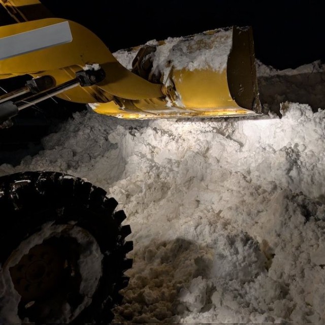 数センチの積雪で交通がマヒする都心の住民には想像がつかない、豪雪地域の積雪の現実…（画像提供：雪国の外構屋Kさん）