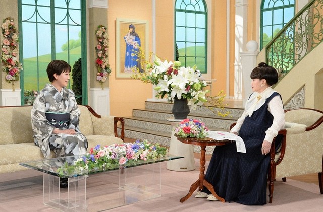 黒柳徹子さん（右）とトークを展開する市川由紀乃さん