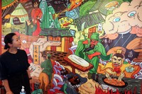 京都芸術大出身のオーナーが、刀削麺にまつわるイラストを描いた「五十碗」の壁（京都市左京区田中里ノ内町）