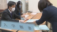 願書を提出する中学校の教職員（岡山工業　岡山・北区伊福町）